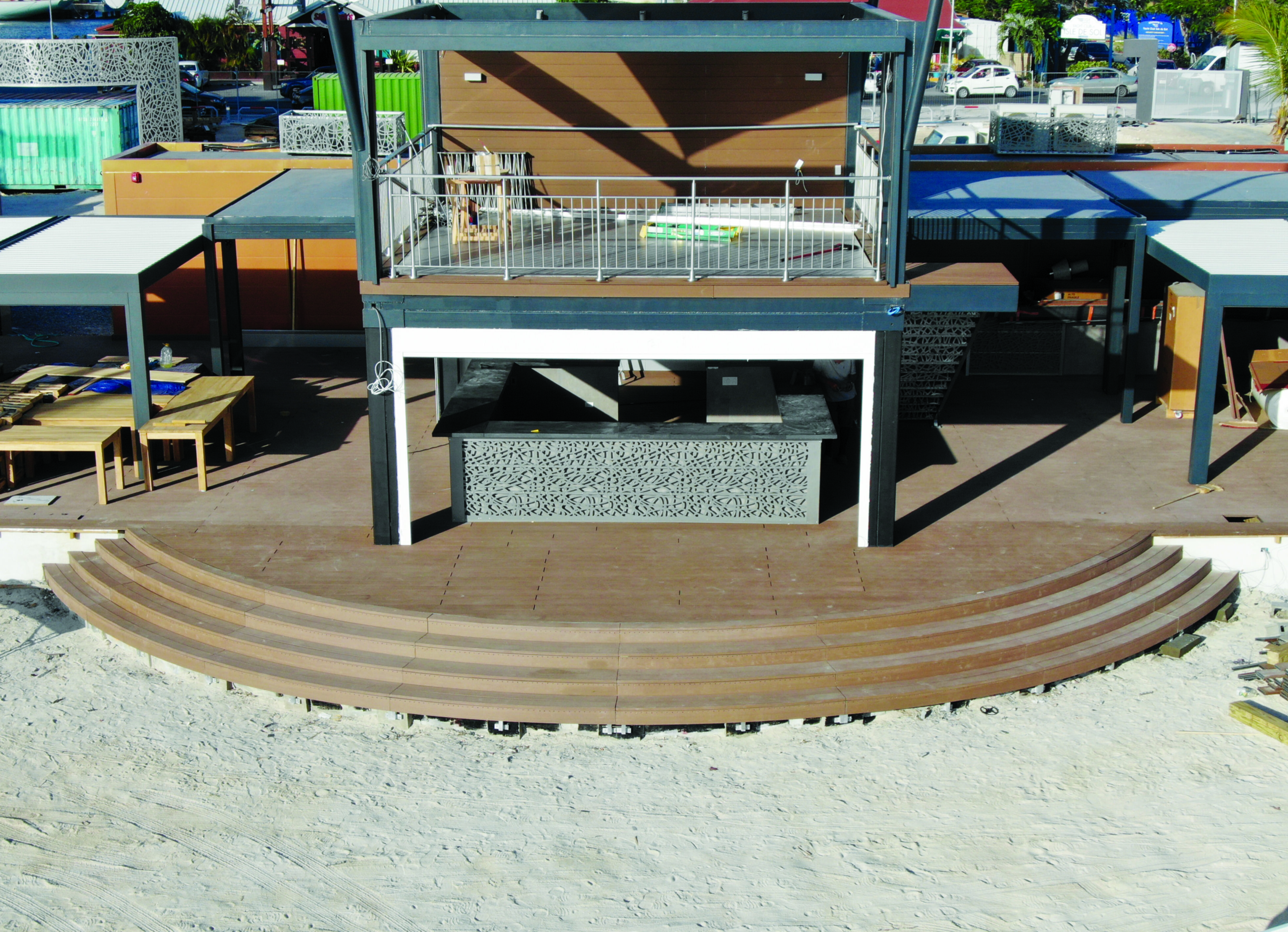 Einrichtungen_Terrasse Gewerbliche Nutzung_Am Wasser entlang