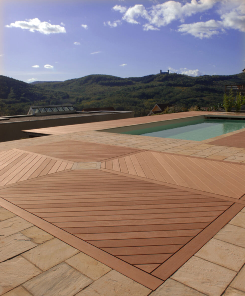 Einrichtungen_Schwimmbad deck_Am Wasser entlang