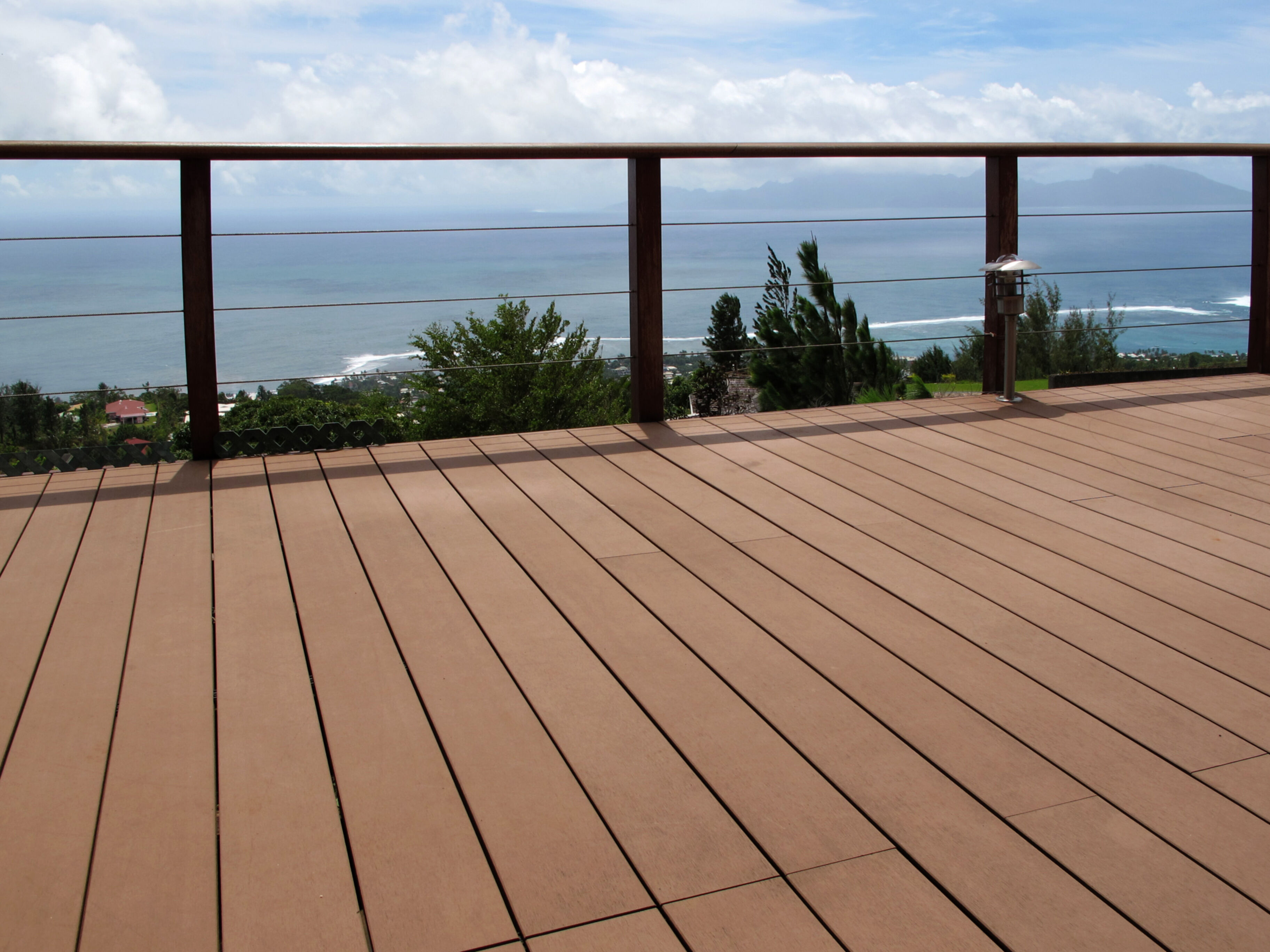 Einrichtungen_Schwimmbad deck_Am Wasser entlang