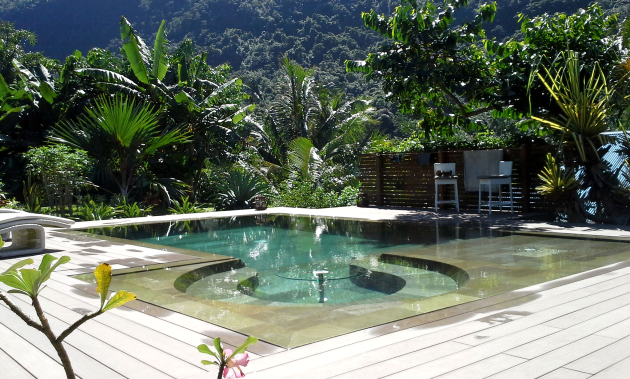 Einrichtungen_Schwimmbad deck_Am Wasser entlang