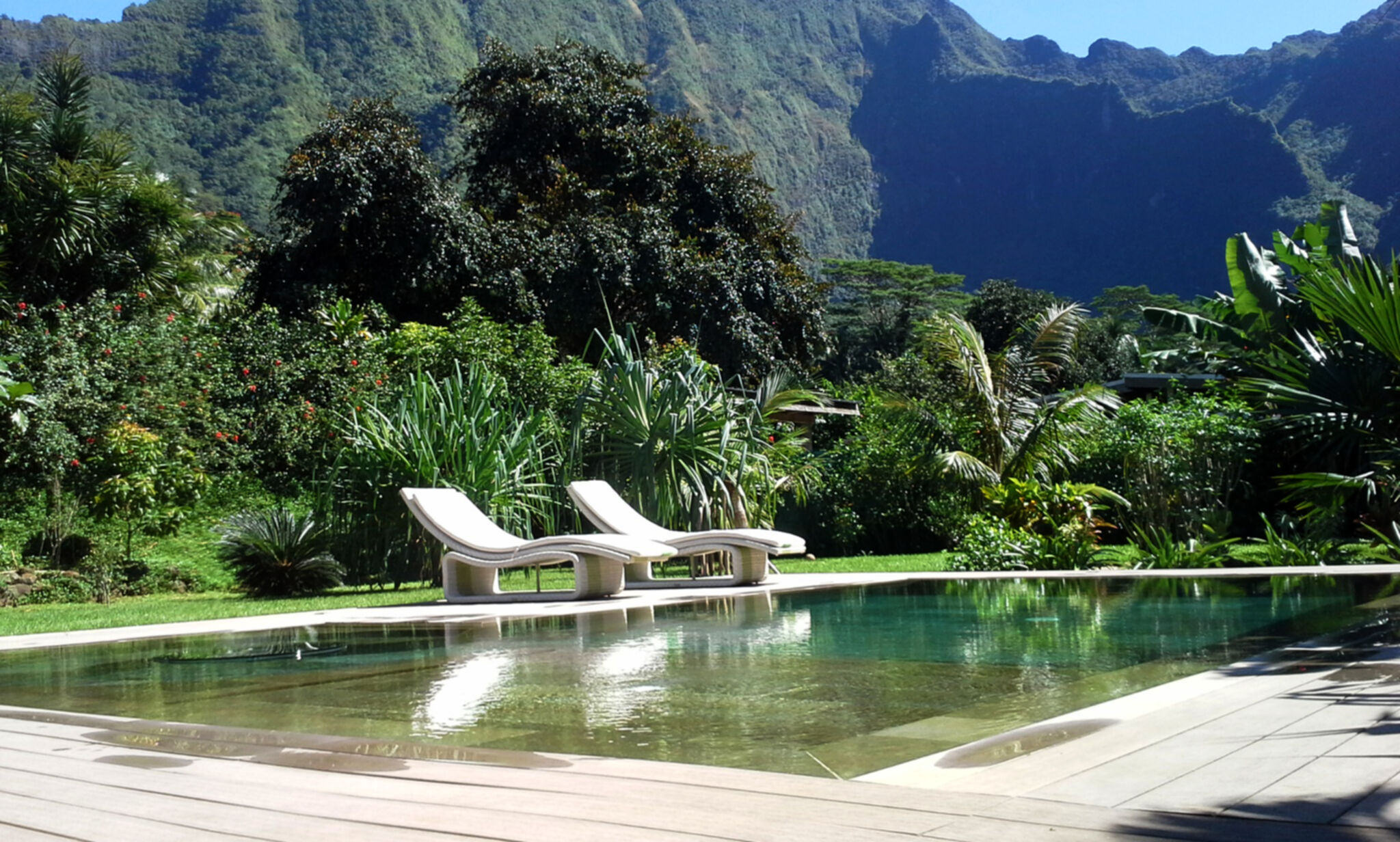 Einrichtungen_Schwimmbad deck_Am Wasser entlang