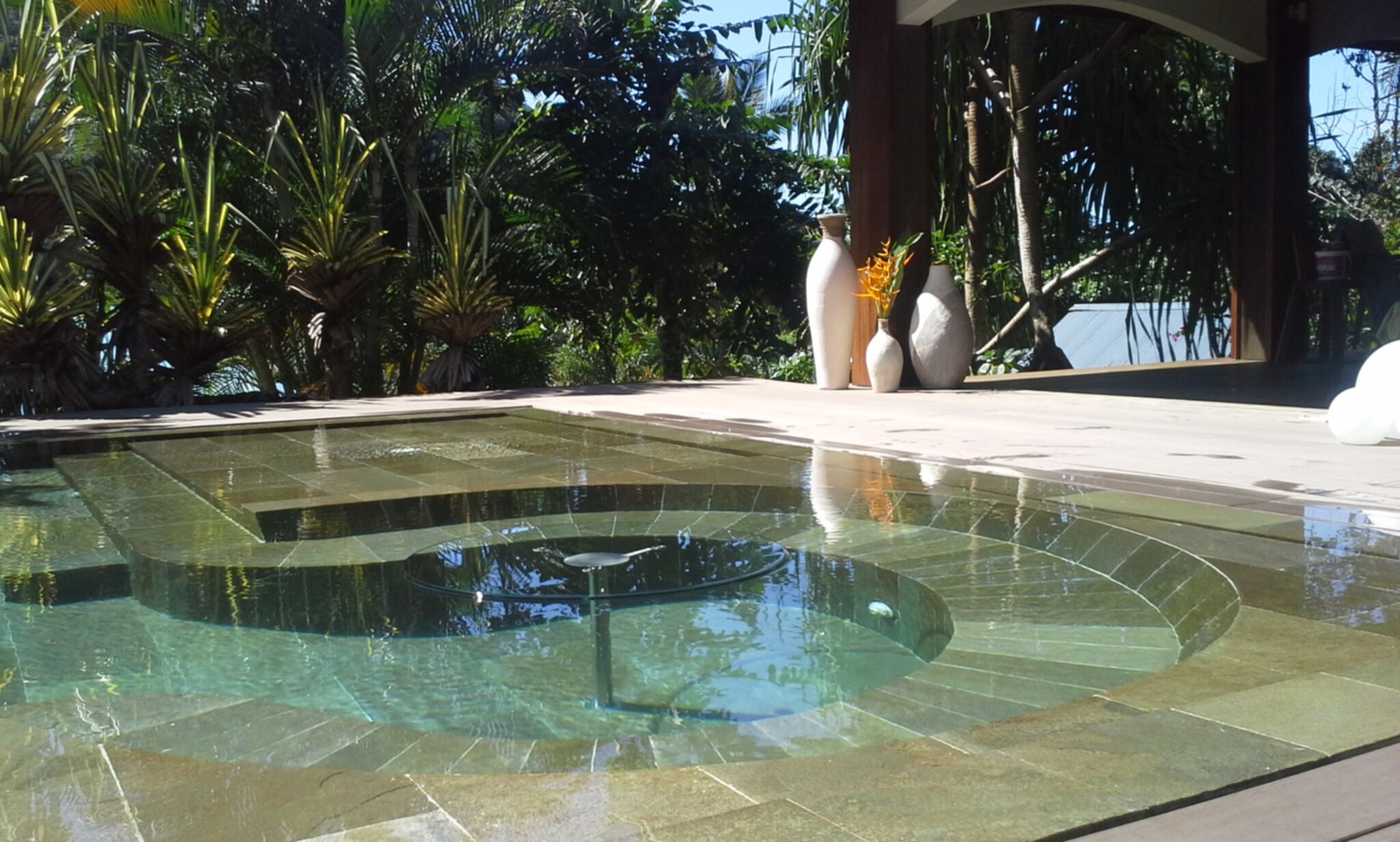 Einrichtungen_Schwimmbad deck_Am Wasser entlang