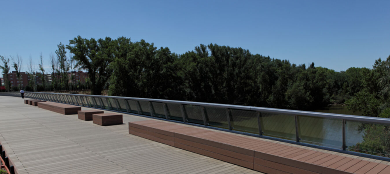 Einrichtungen_Treppen, Stufen & Tribünen_Am Wasser entlang
