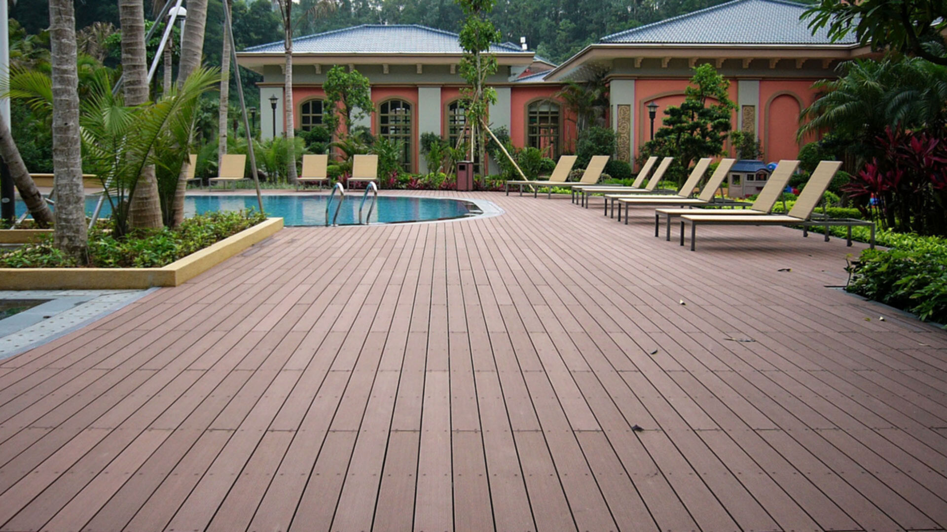 Restaurant und Hotelgewerbe_Schwimmbad deck_Hotel