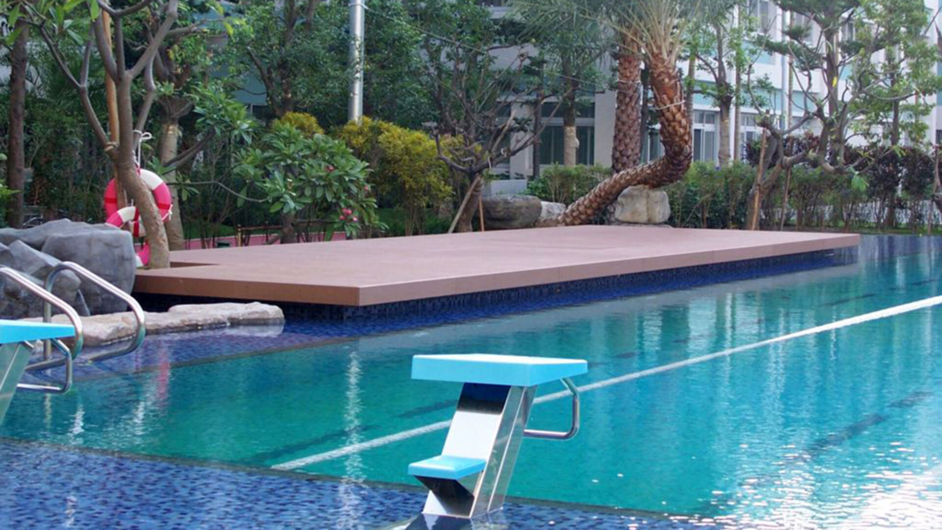 Restaurant und Hotelgewerbe_Schwimmbad deck_Hotel