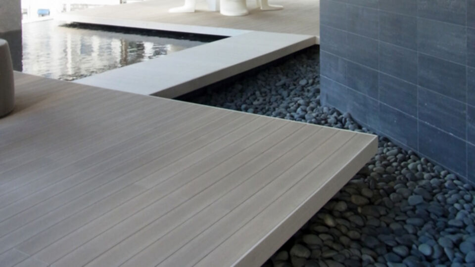 Restaurant und Hotelgewerbe_Schwimmbad deck_Hotel