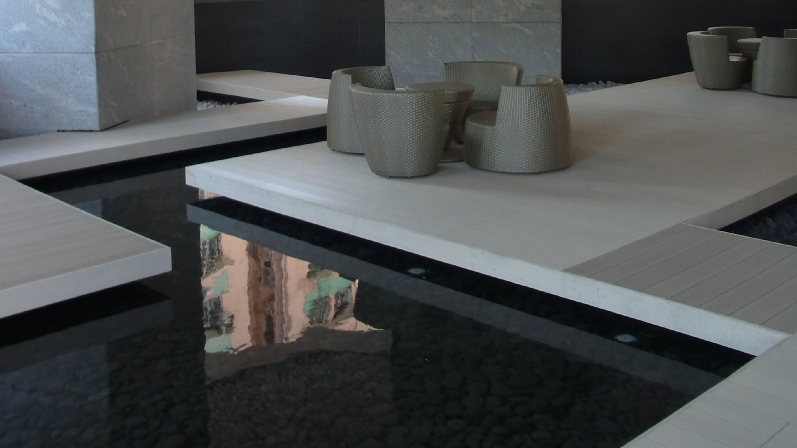 Restaurant und Hotelgewerbe_Schwimmbad deck_Hotel