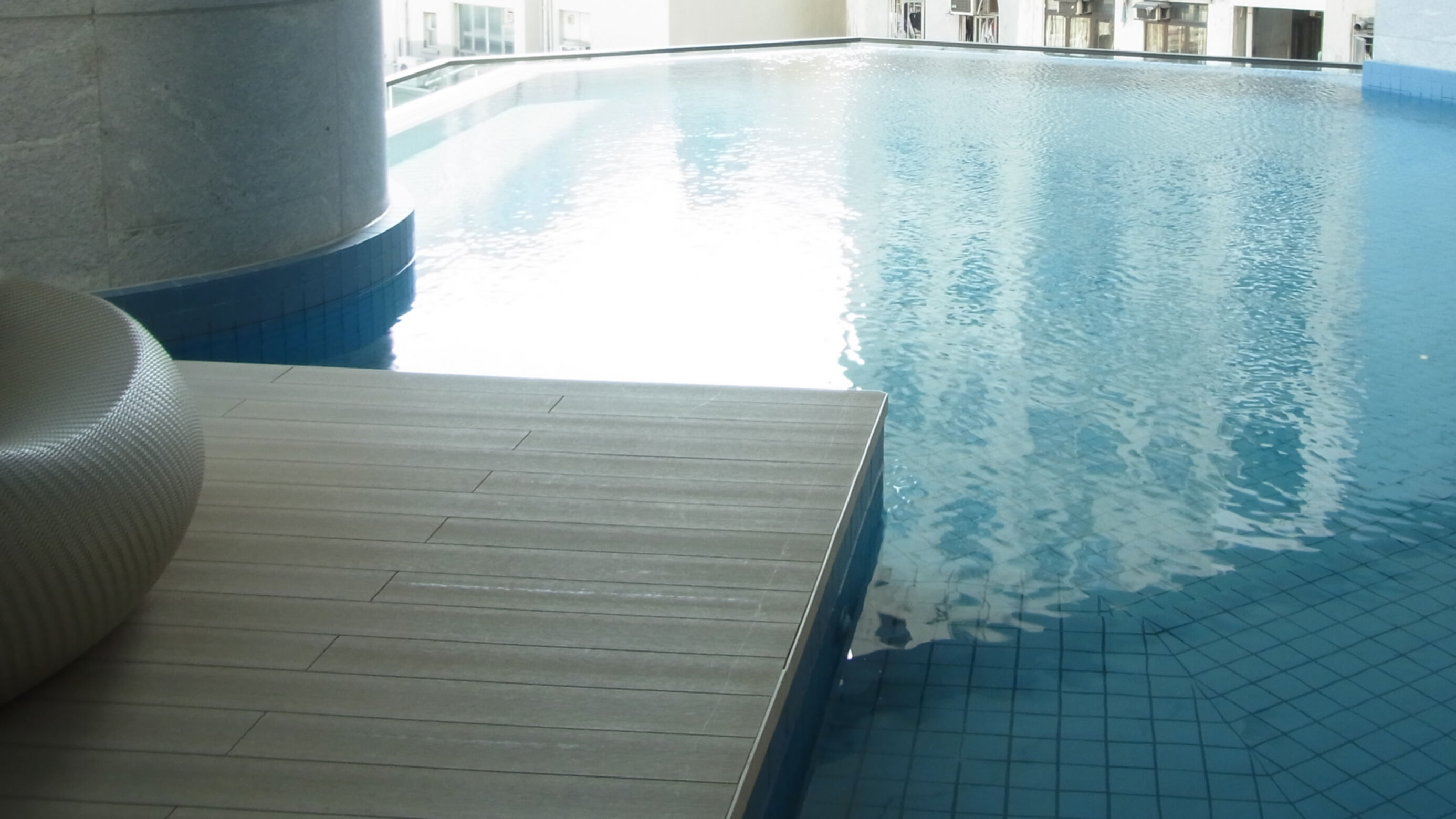 Restaurant und Hotelgewerbe_Schwimmbad deck_Hotel