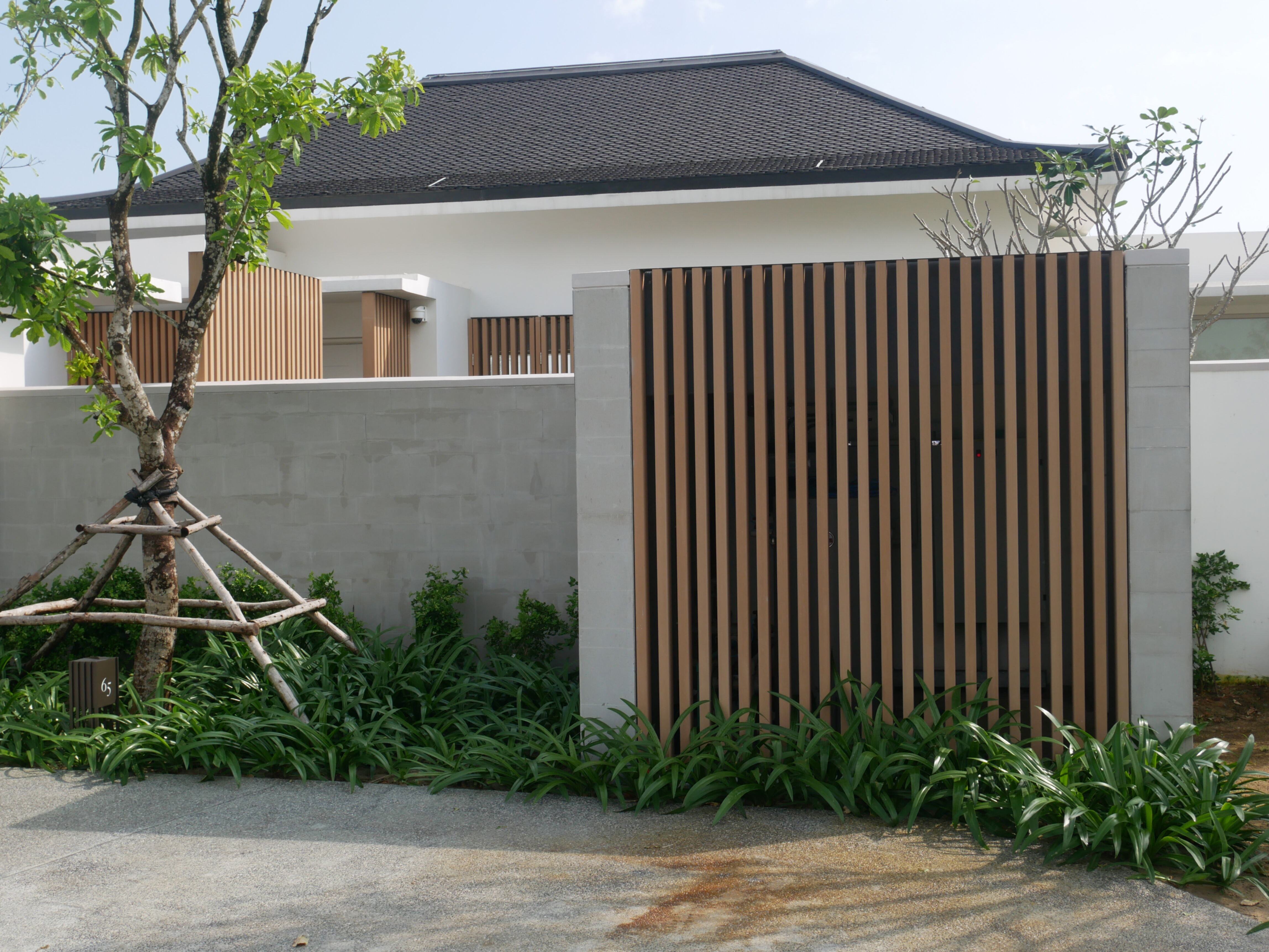 Restaurant und Hotelgewerbe_Vertical Sonnenschutz, jalousien_Am Wasser entlang