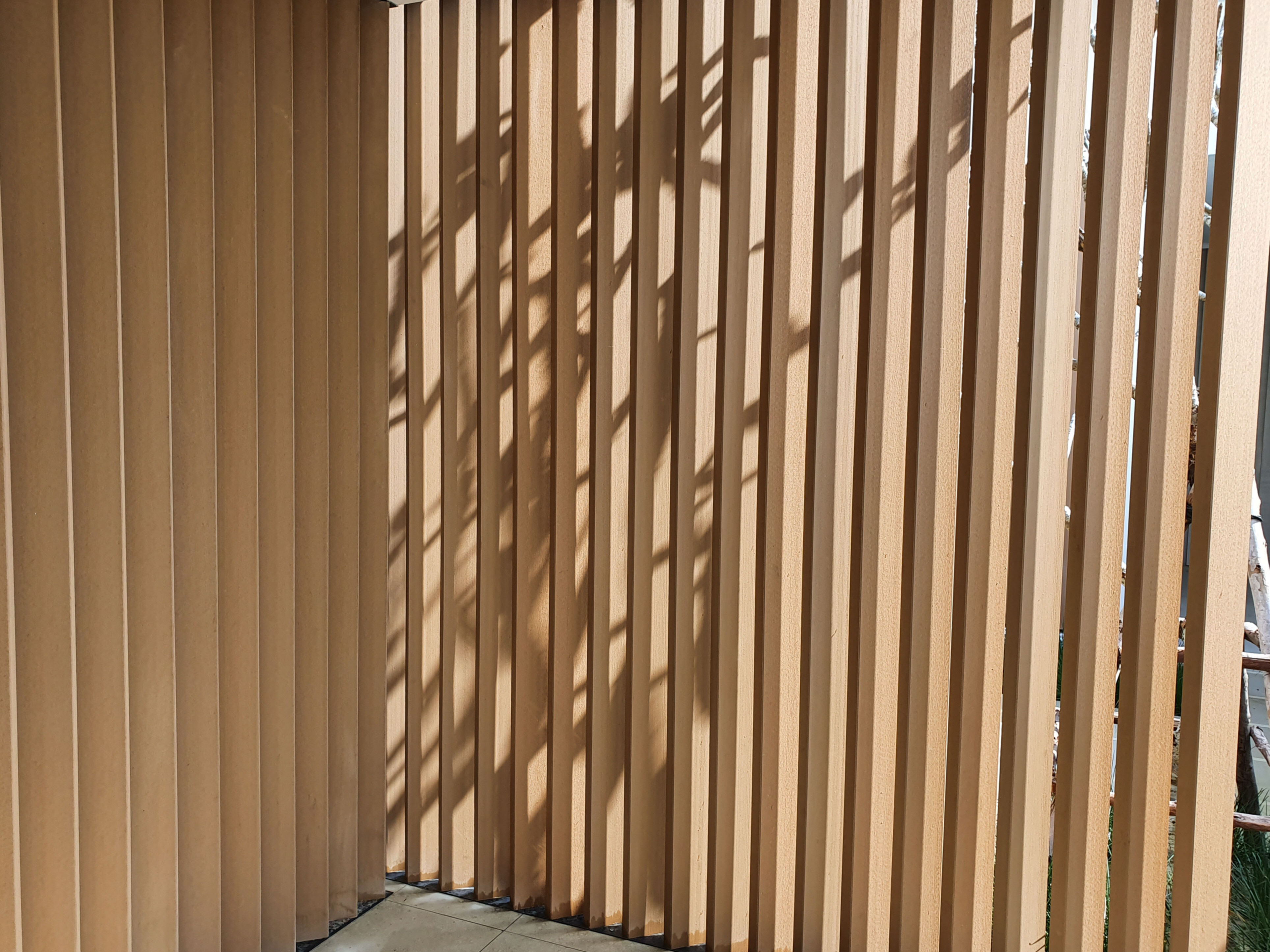 Restaurant und Hotelgewerbe_Vertical Sonnenschutz, jalousien_Am Wasser entlang