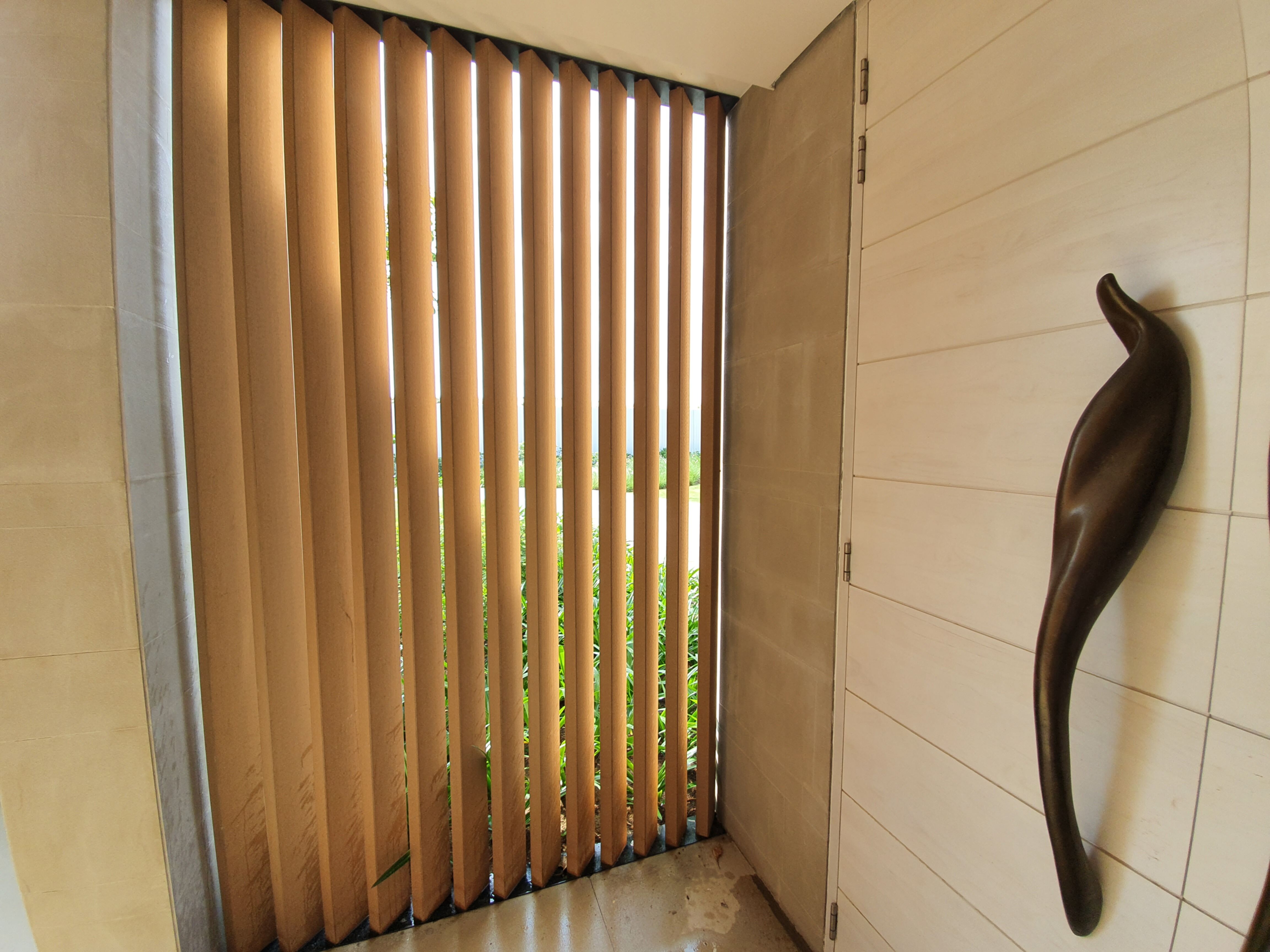 Restaurant und Hotelgewerbe_Vertical Sonnenschutz, jalousien_Am Wasser entlang