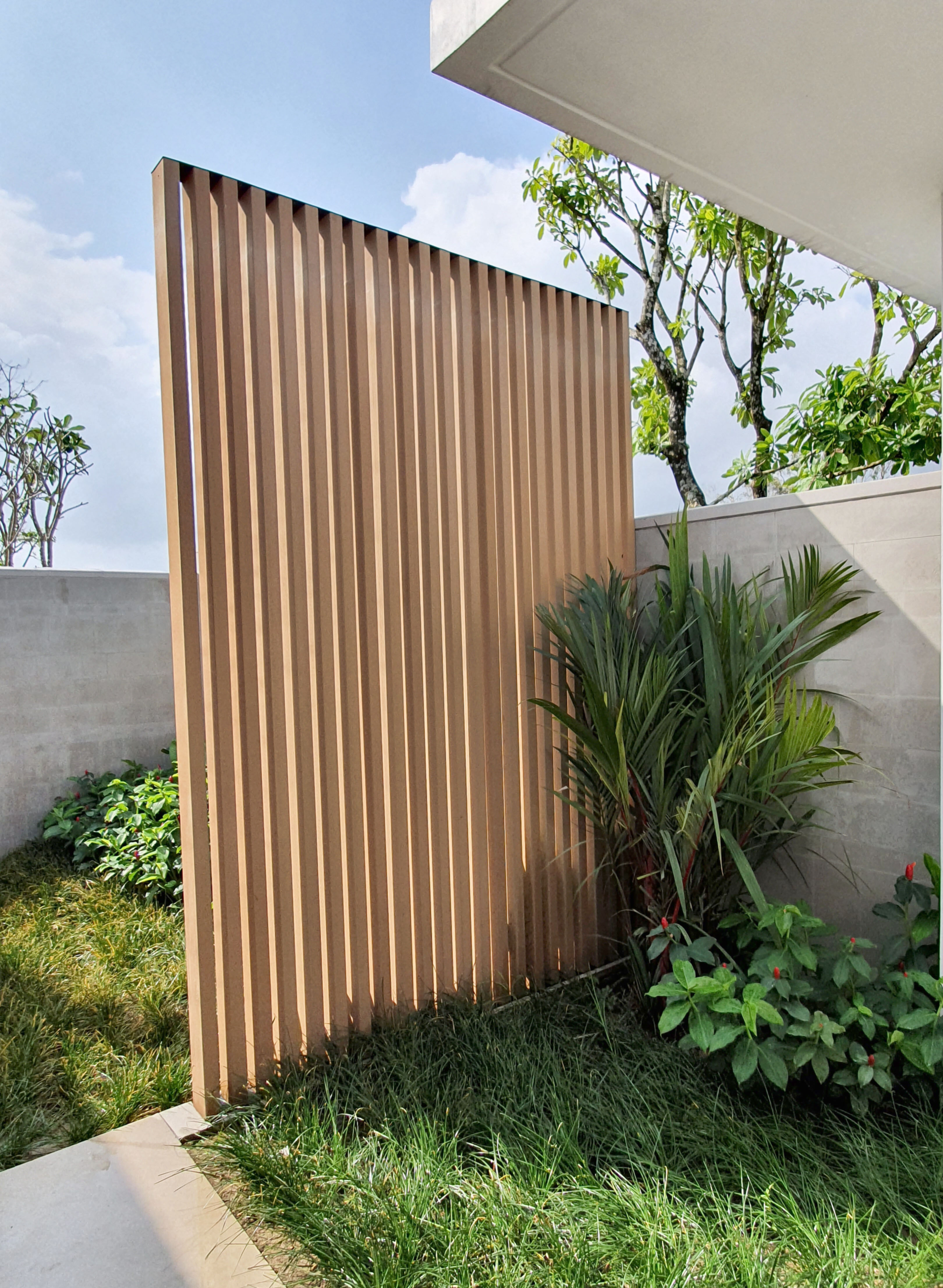 Restaurant und Hotelgewerbe_Vertical Sonnenschutz, jalousien_Am Wasser entlang