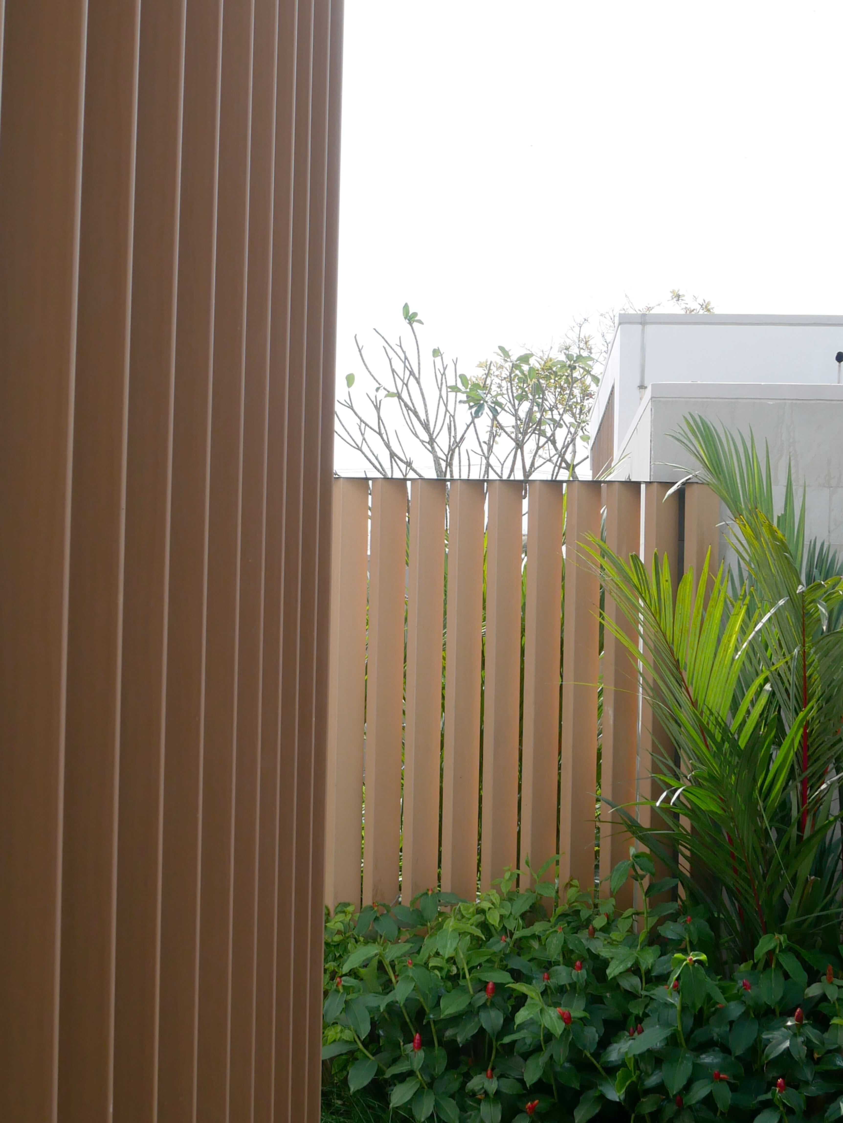 Restaurant und Hotelgewerbe_Vertical Sonnenschutz, jalousien_Am Wasser entlang