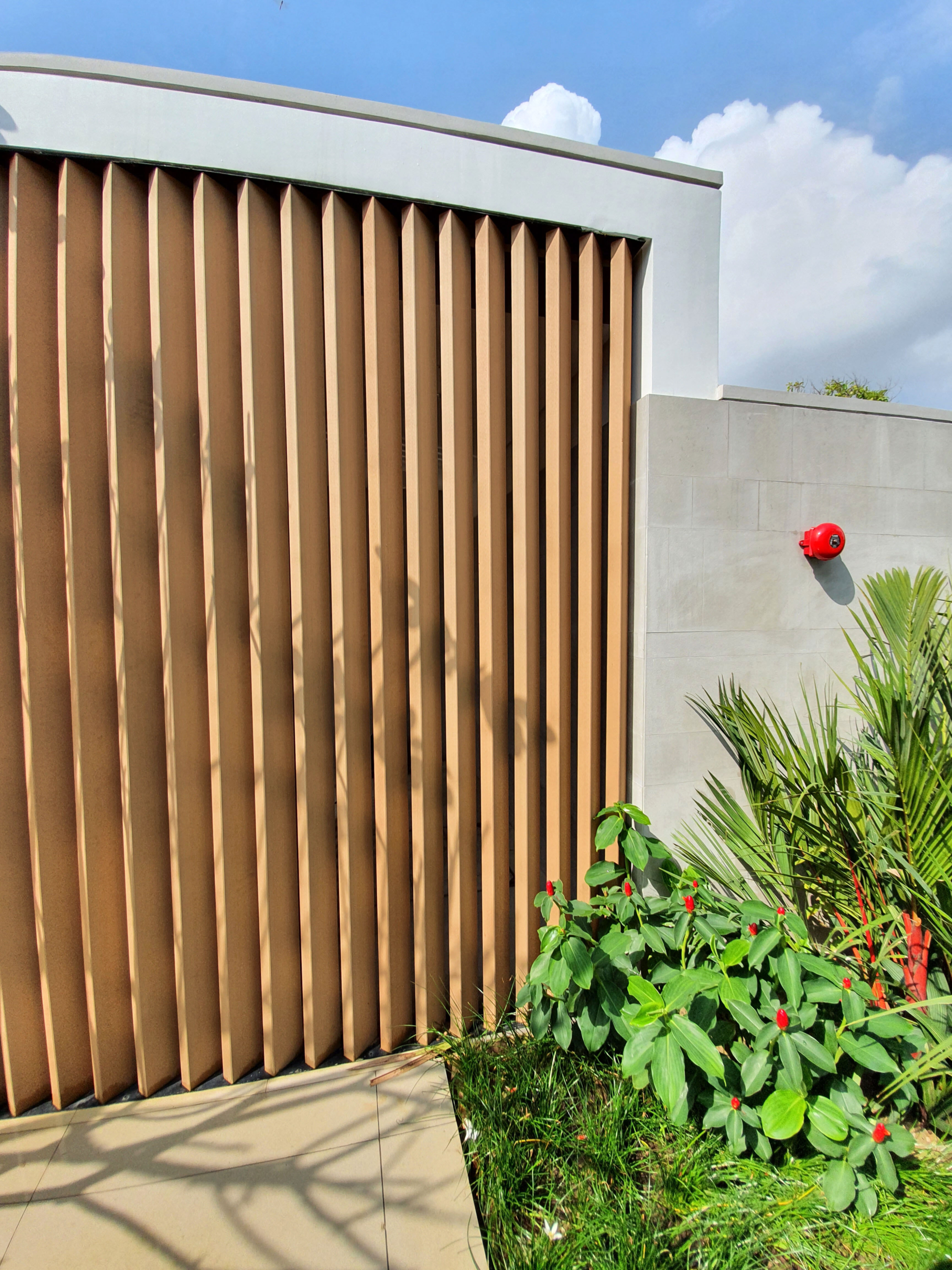 Restaurant und Hotelgewerbe_Vertical Sonnenschutz, jalousien_Am Wasser entlang