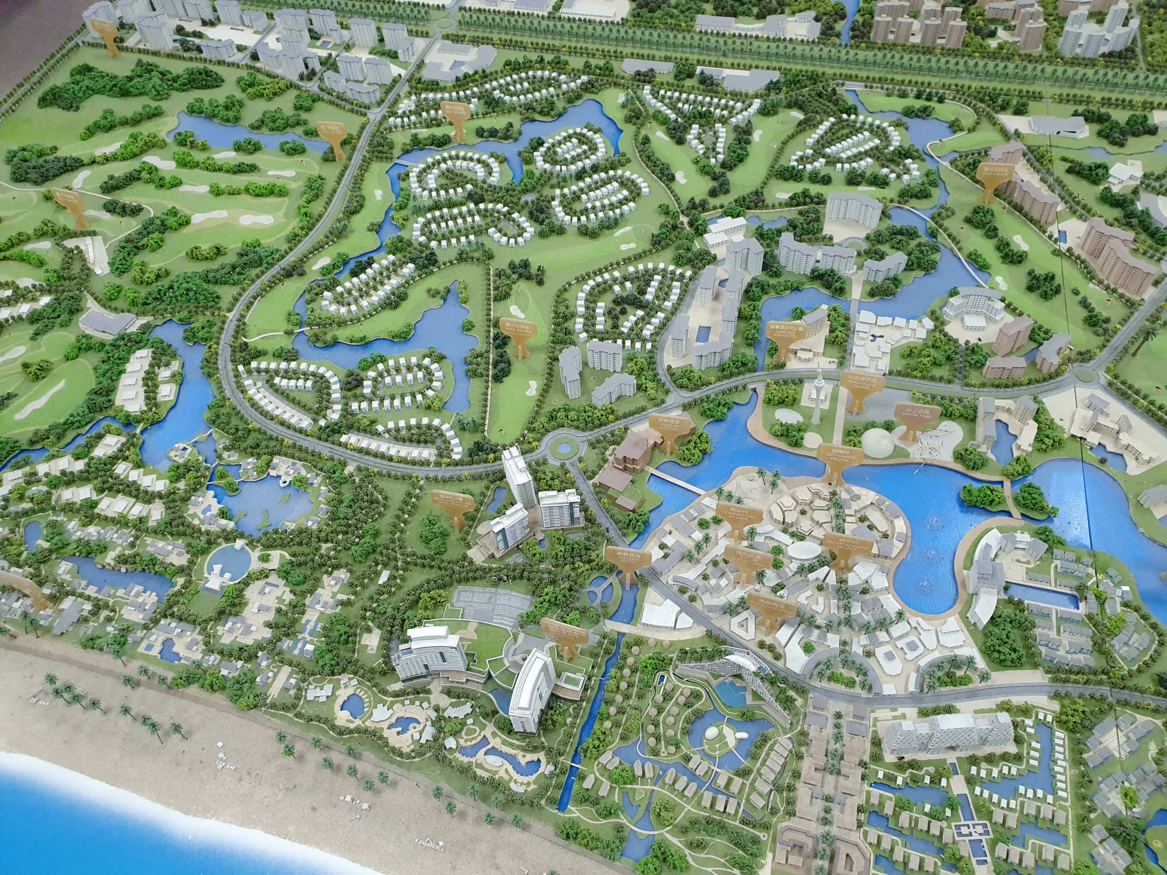 Restaurant und Hotelgewerbe_Vertical Sonnenschutz, jalousien_Am Wasser entlang