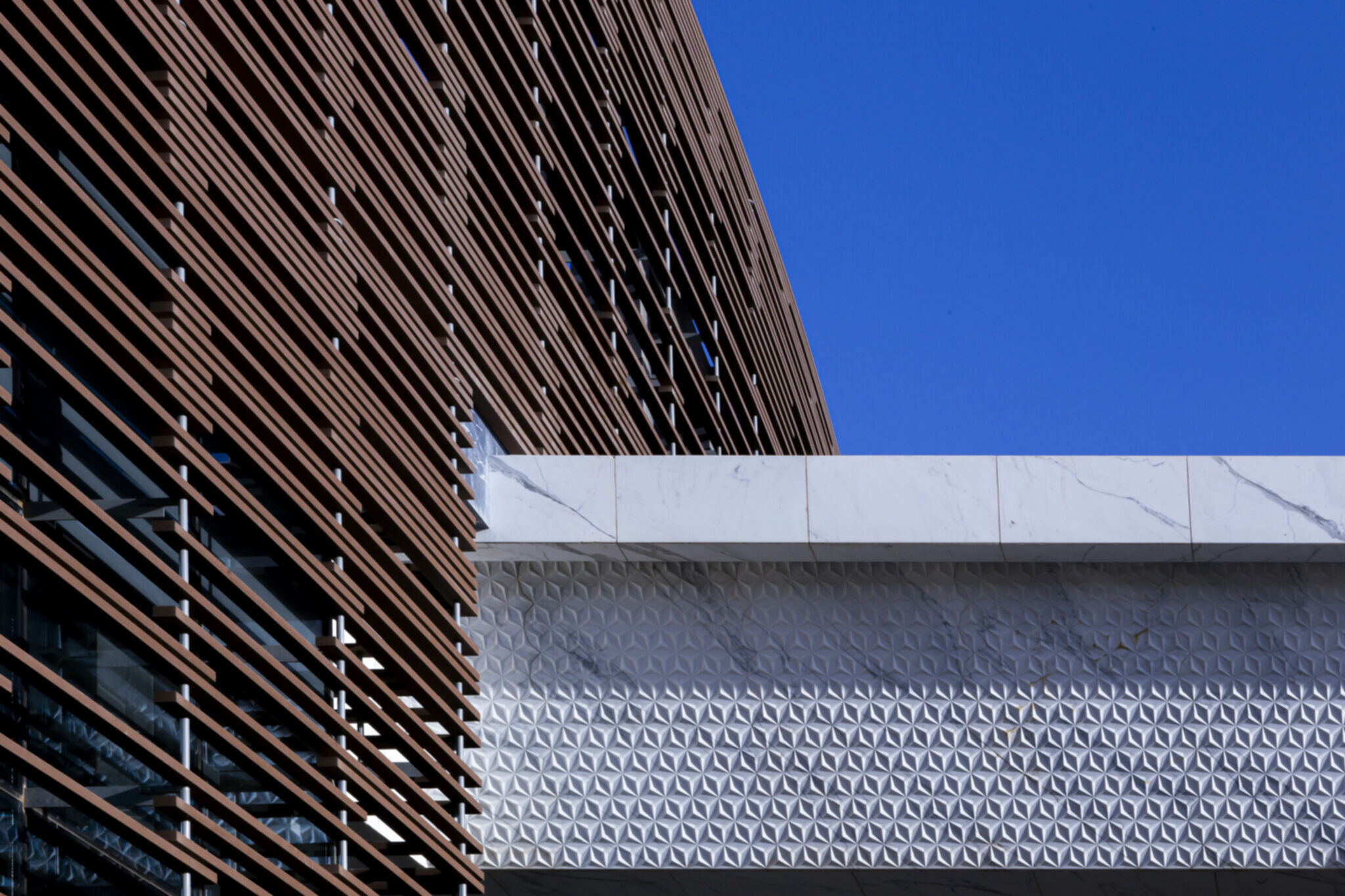 Restaurant und Hotelgewerbe_Verti & Horiz Fassadenverkleidung _Gebogene Profilen