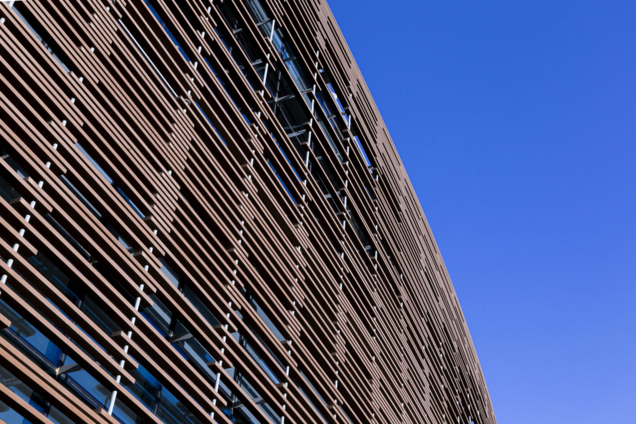 Restaurant und Hotelgewerbe_Verti & Horiz Fassadenverkleidung _Gebogene Profilen