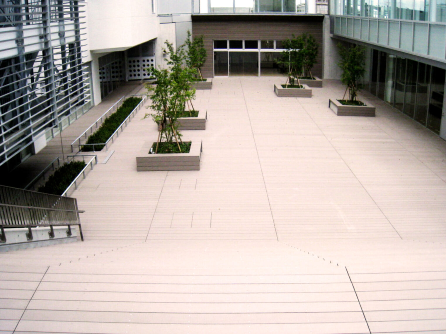 Institutionelle Einrichtungen_Terrasse Gewerbliche Nutzung_Gebogene Profilen