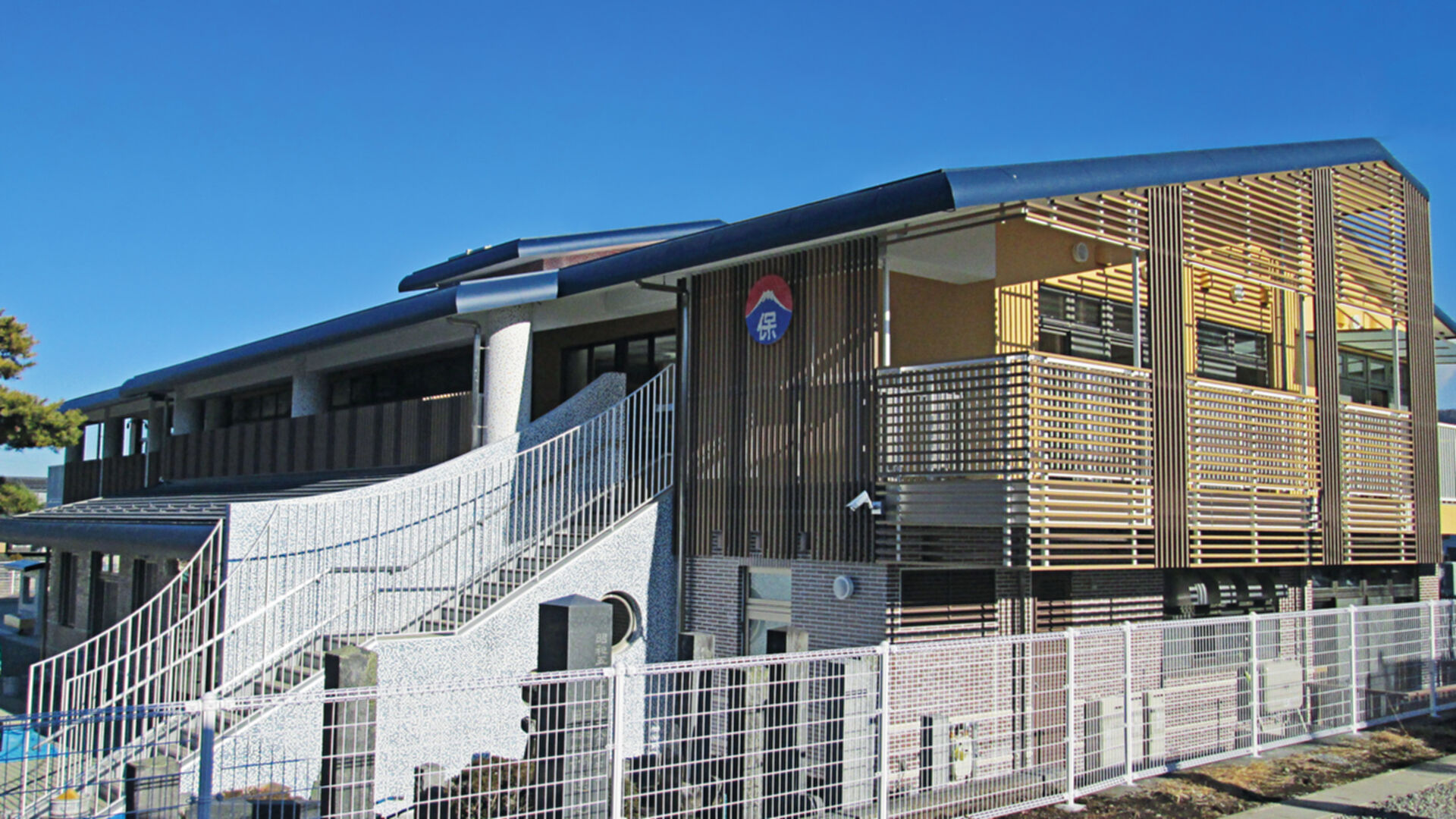 Institutionelle Einrichtungen_Geländer_Gebogene Profilen