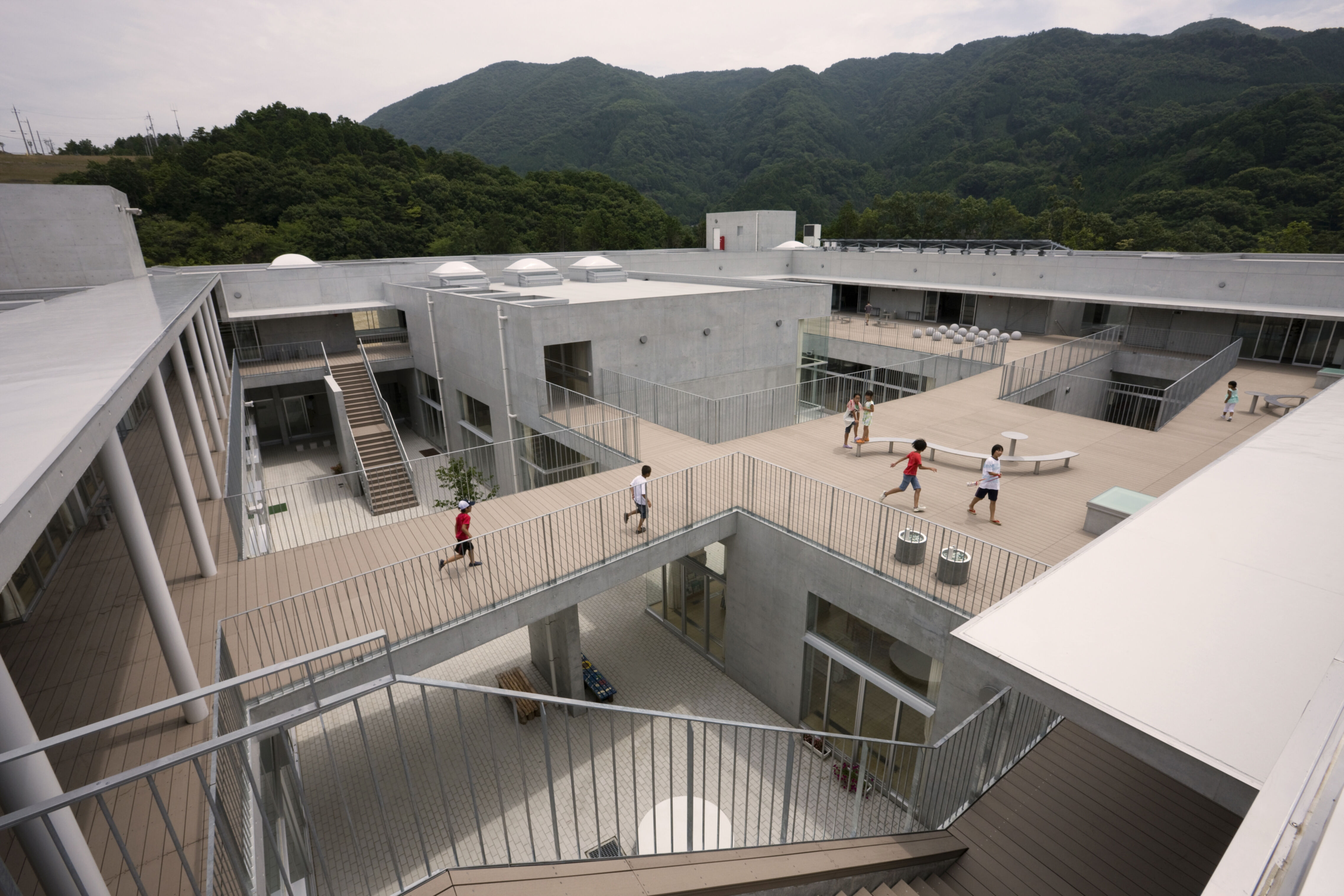 Institutionelle Einrichtungen_Terrasse Gewerbliche Nutzung_Gebogene Profilen