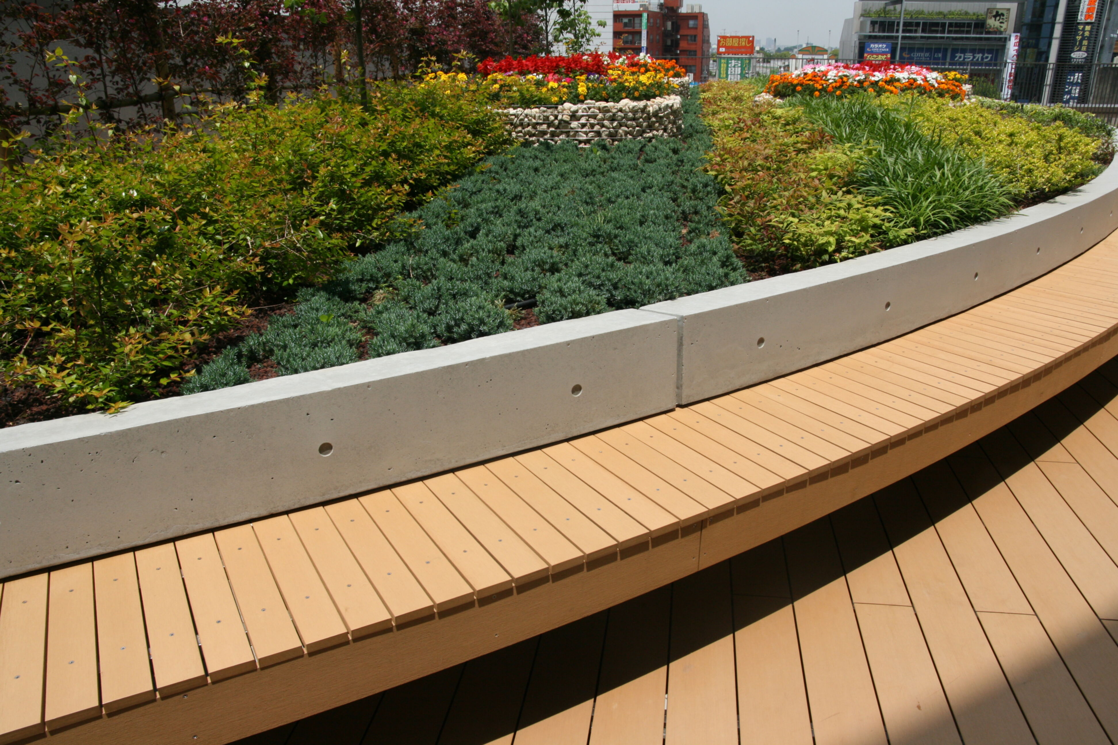 Kaufmännische Gebäude_Straßenausstattung_Finanzielle Institution