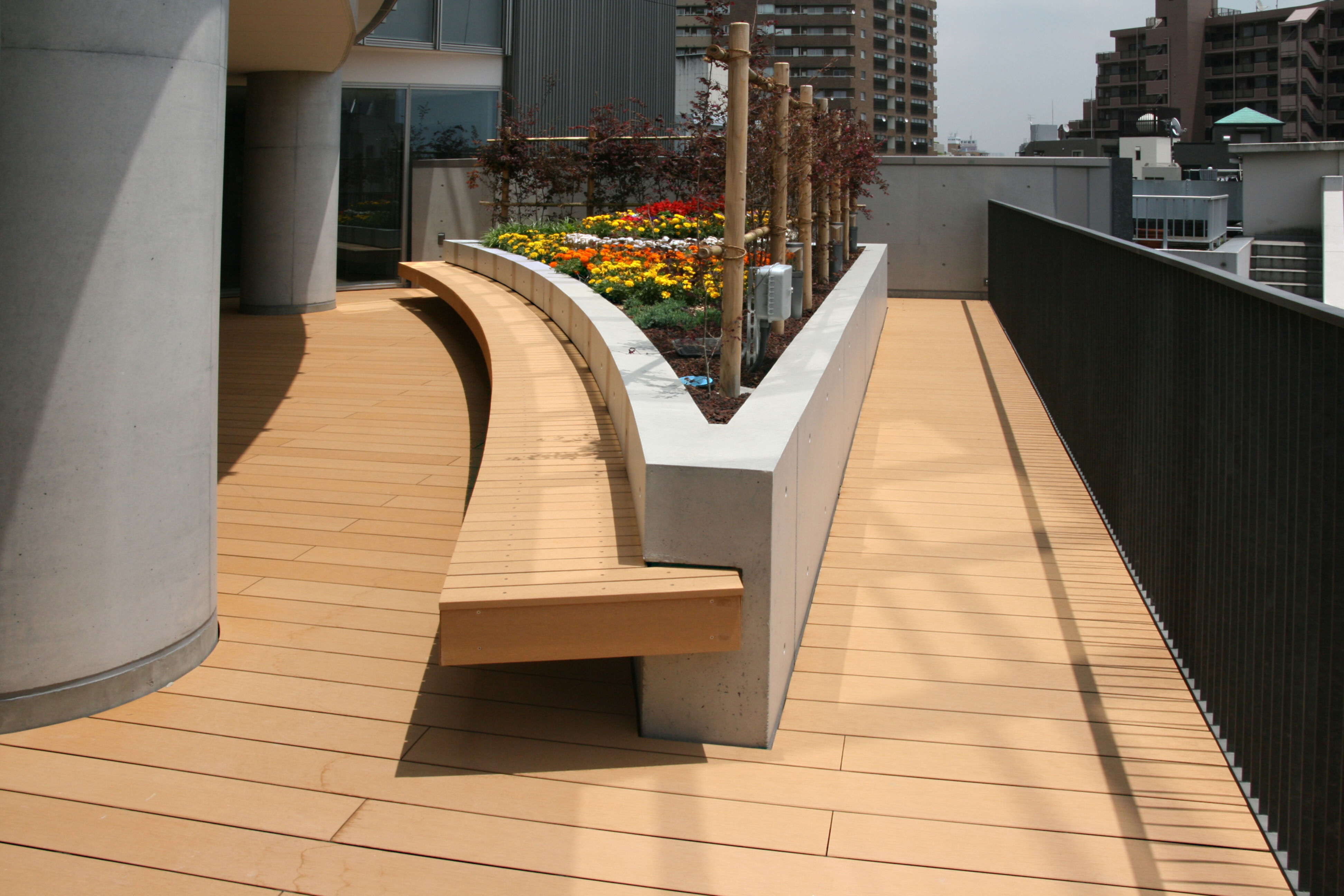 Kaufmännische Gebäude_Straßenausstattung_Finanzielle Institution