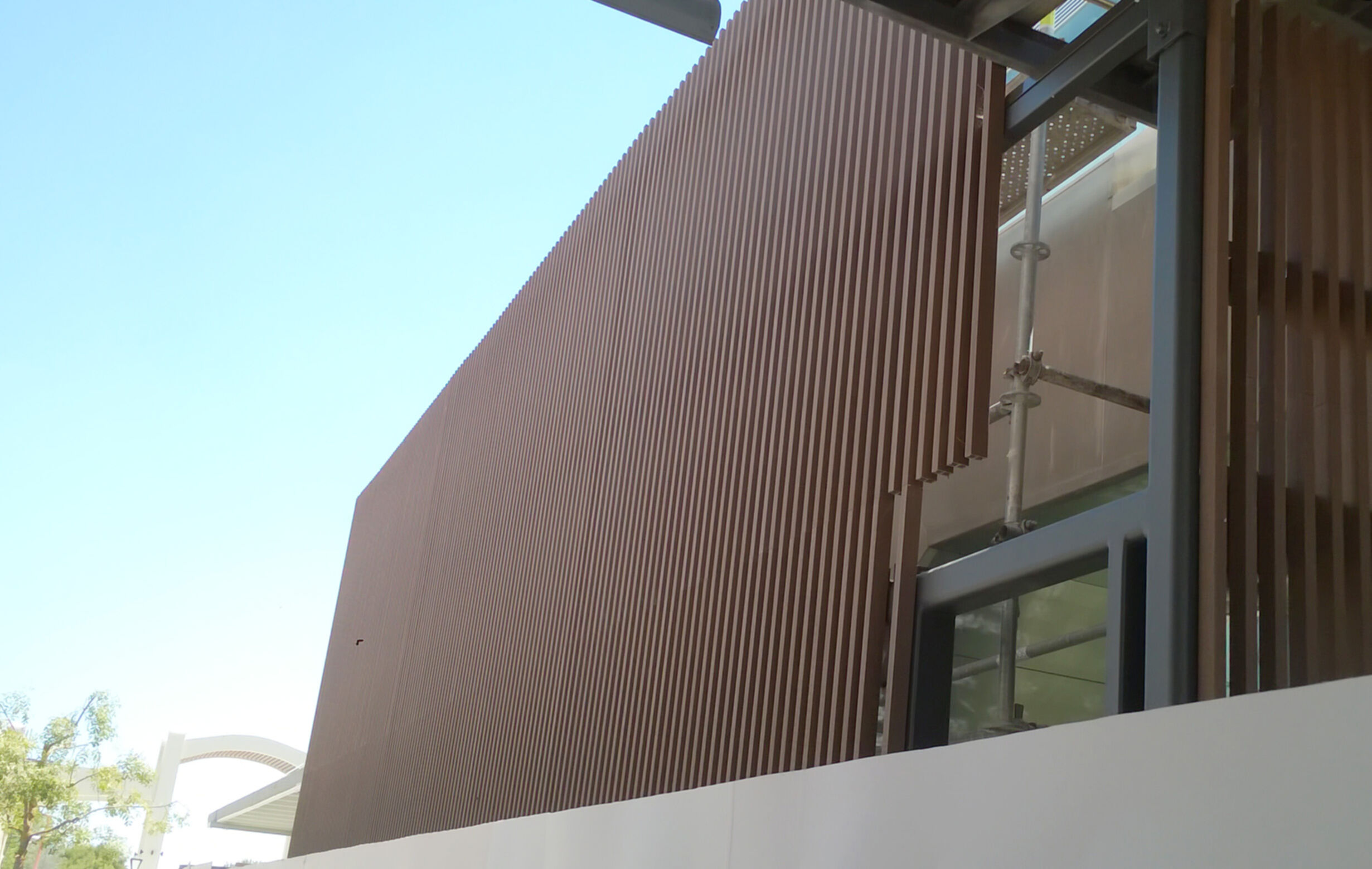 Kaufmännische Gebäude_Offene Fassadenverkleidung - verti._Einkaufszentrum