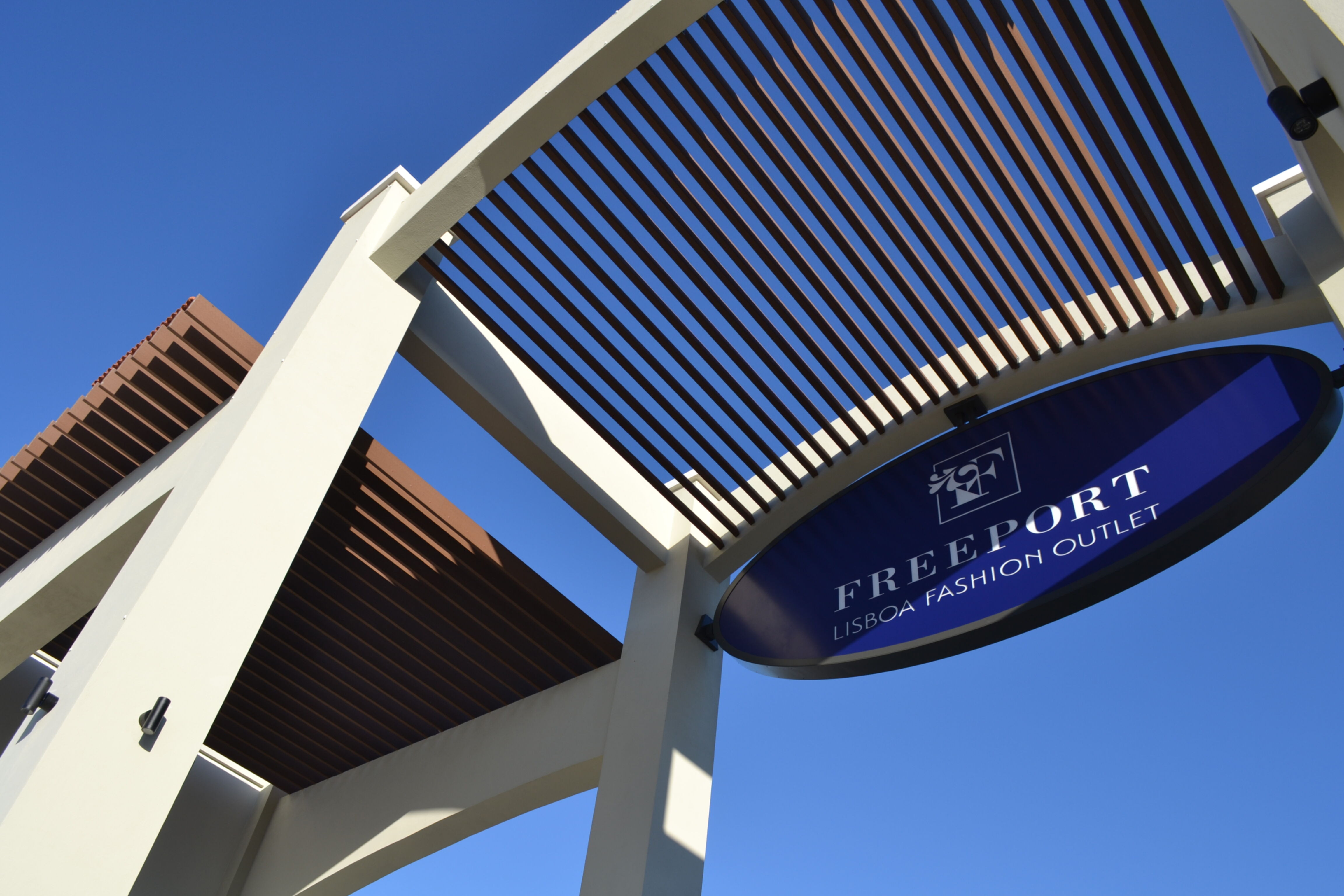 Kaufmännische Gebäude_Offene Fassadenverkleidung - verti._Einkaufszentrum