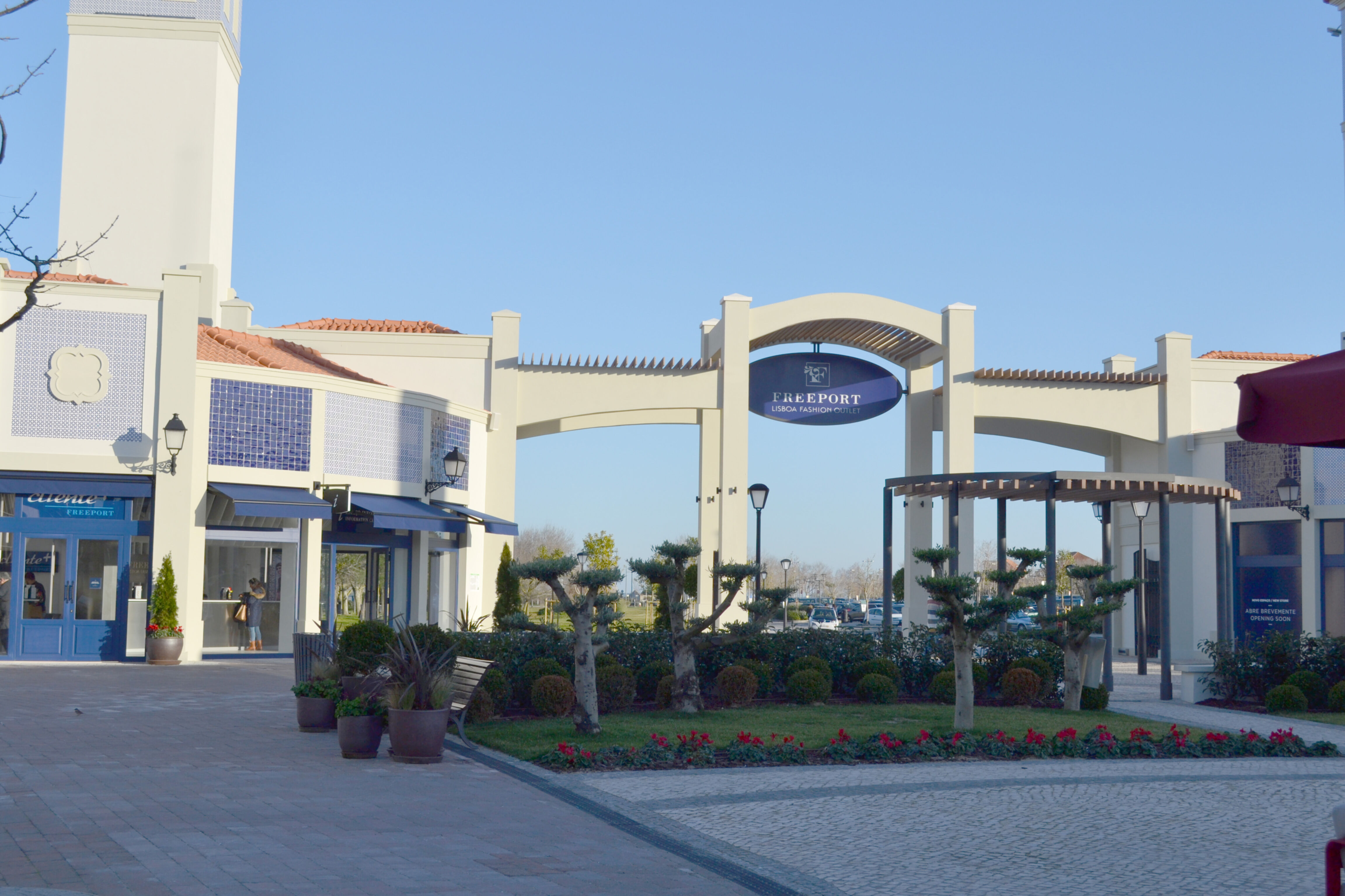 Kaufmännische Gebäude_Offene Fassadenverkleidung - verti._Einkaufszentrum