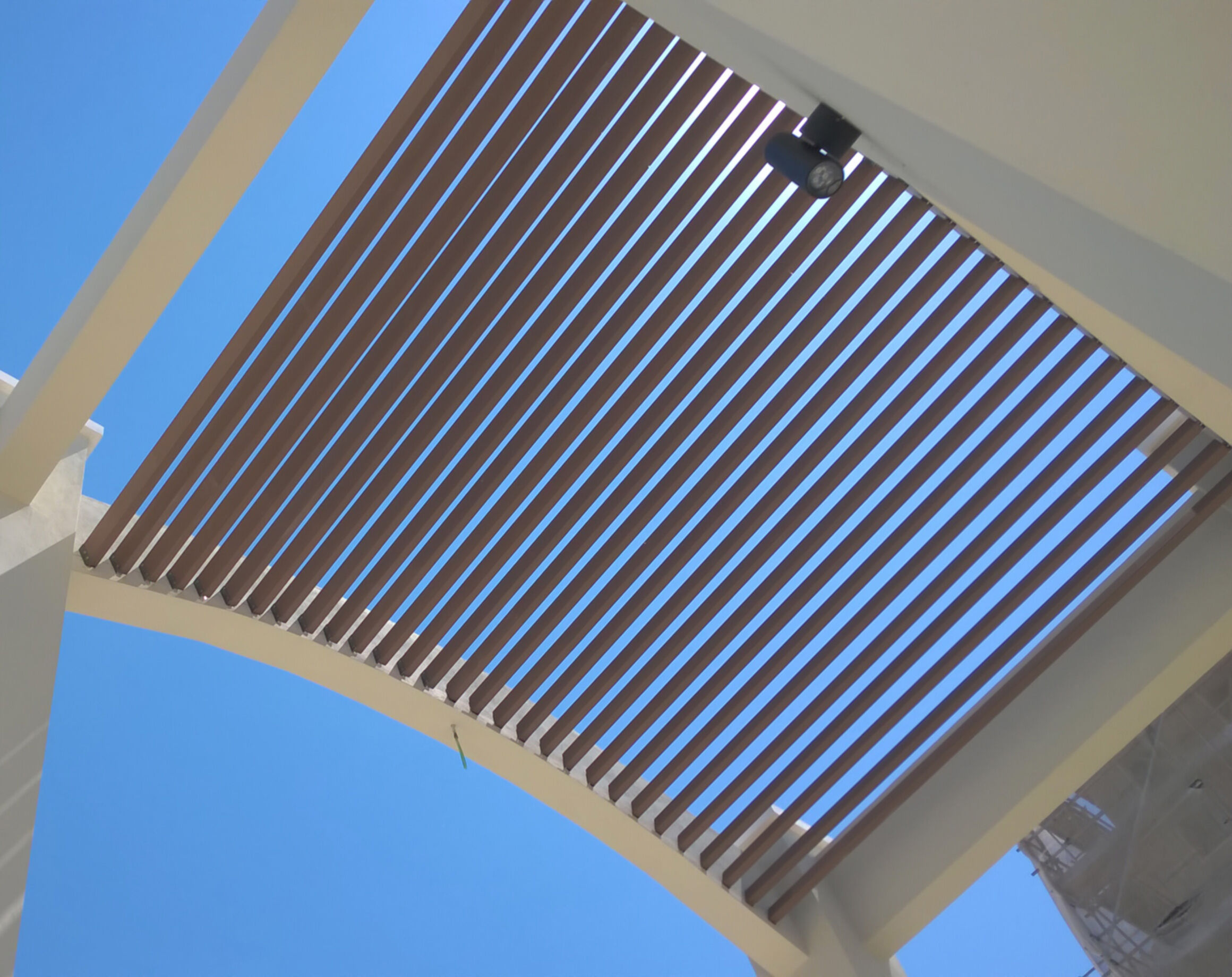 Kaufmännische Gebäude_Offene Fassadenverkleidung - verti._Einkaufszentrum