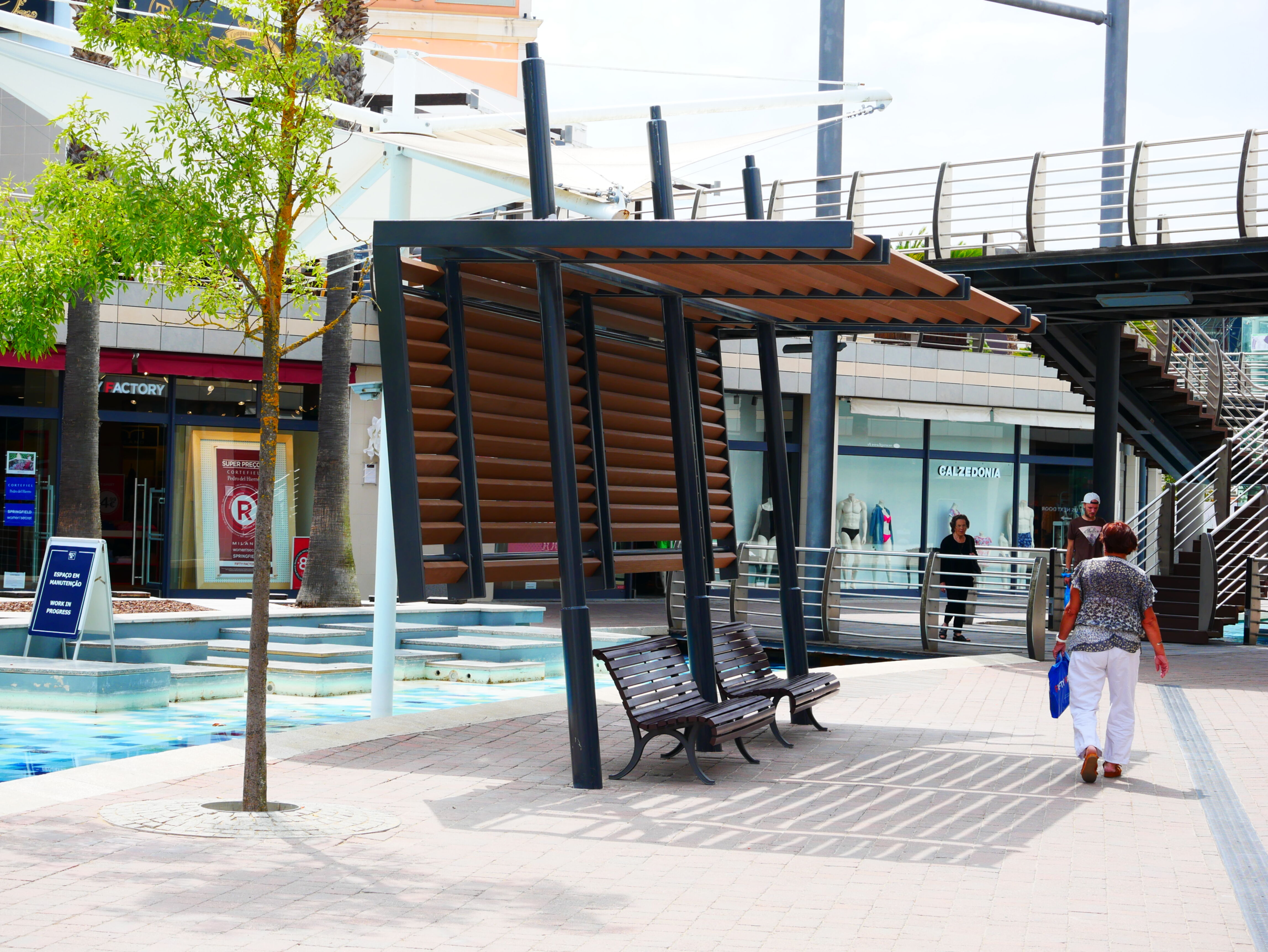 Kaufmännische Gebäude_Offene Fassadenverkleidung - verti._Einkaufszentrum