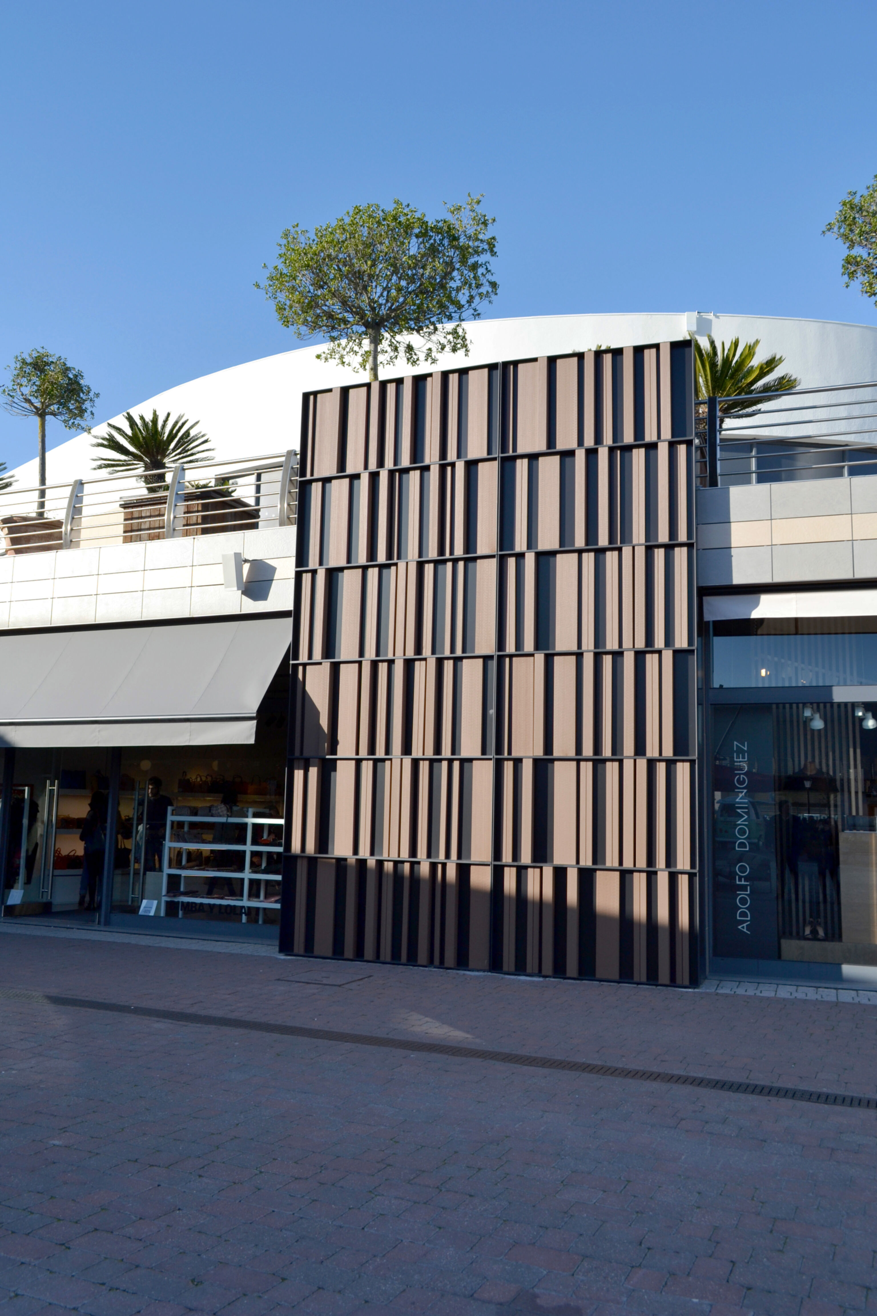 Kaufmännische Gebäude_Vertical Sonnenschutz, jalousien_Einkaufszentrum