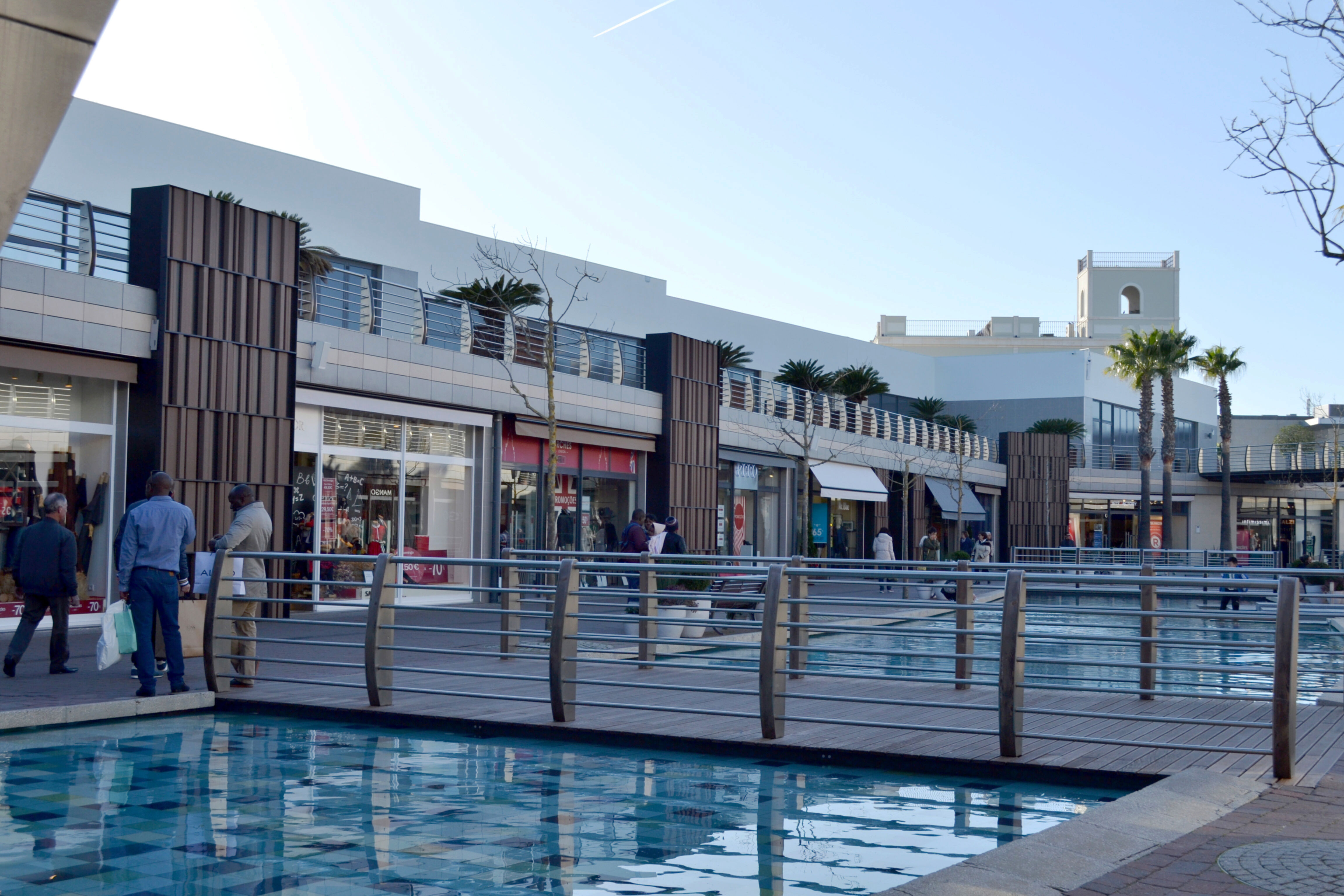 Kaufmännische Gebäude_Vertical Sonnenschutz, jalousien_Einkaufszentrum