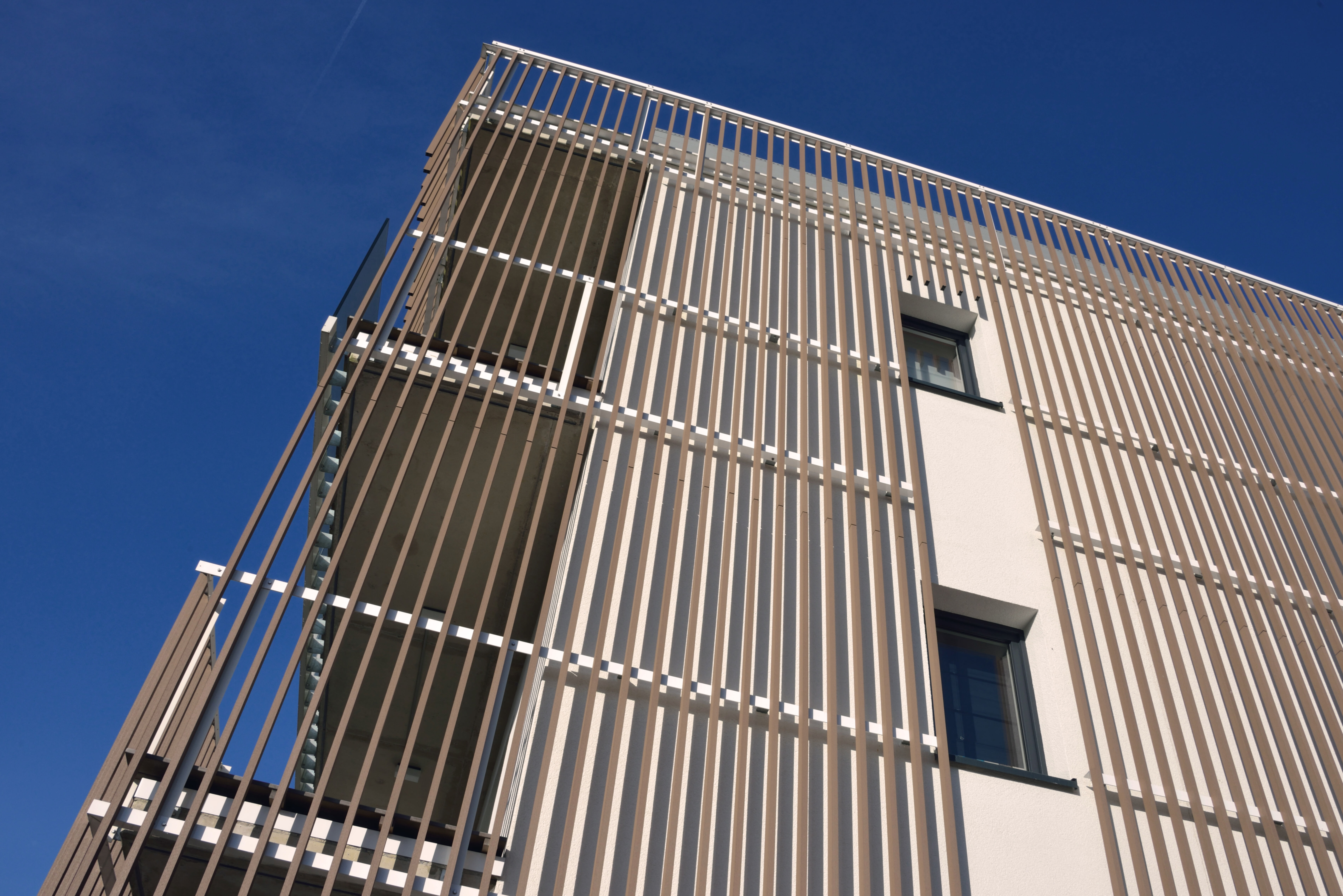 Wohngebäude_Offene Fassadenverkleidung - verti._Wohnhaus