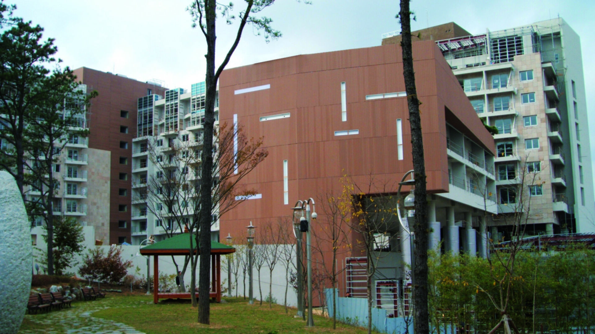 Wohngebäude_Fassadenverkleidung - vertikal_Wohnhaus