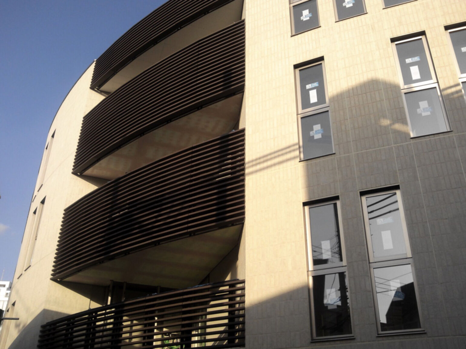 Wohngebäude_Geländer_Wohnhaus