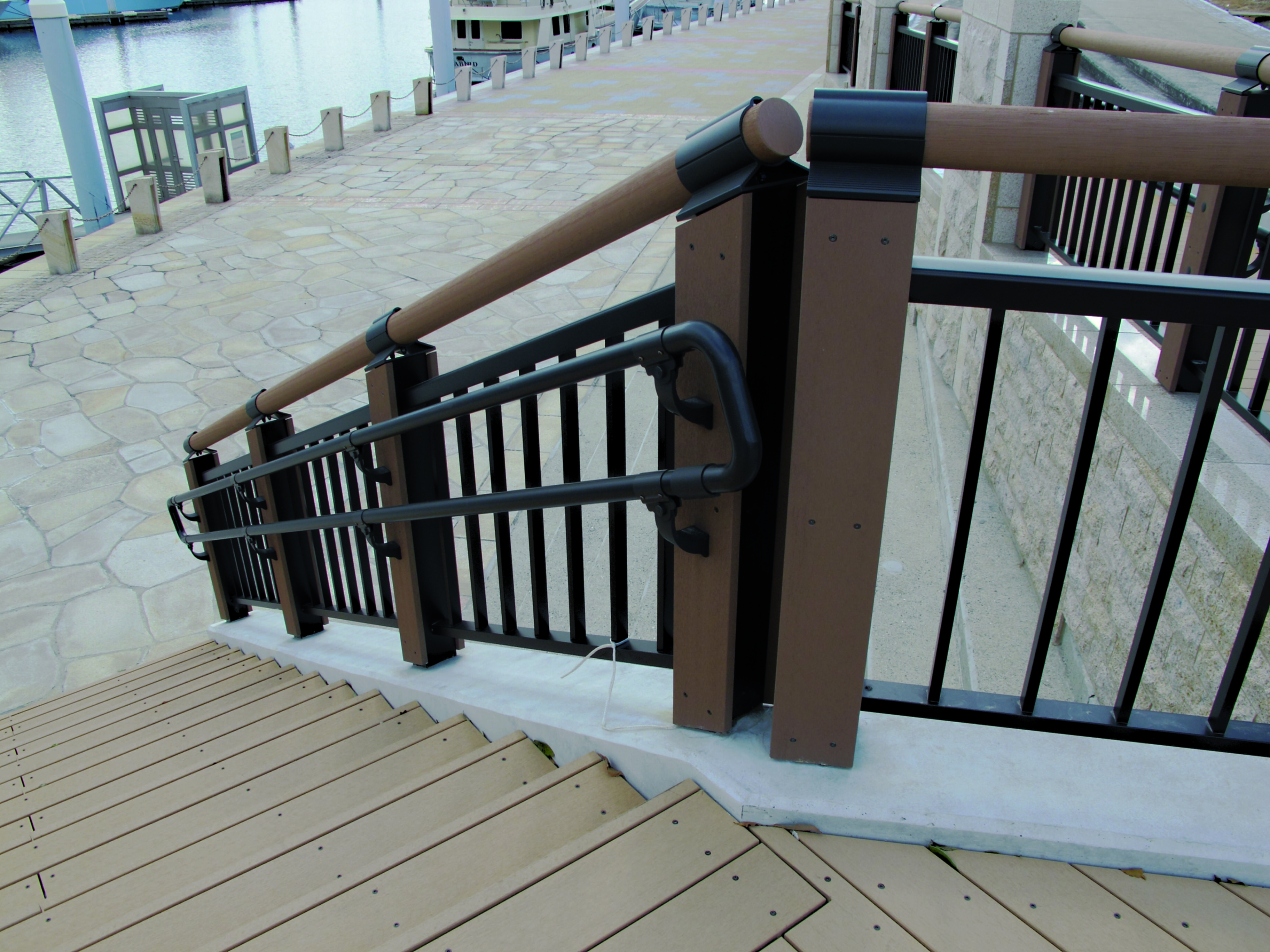 Transport-Einrichtungen_Treppen, Stufen & Tribünen_Am Wasser entlang