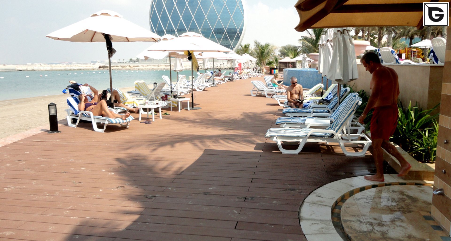 Restaurant und Hotelgewerbe_Schwimmbad deck_Am Wasser entlang